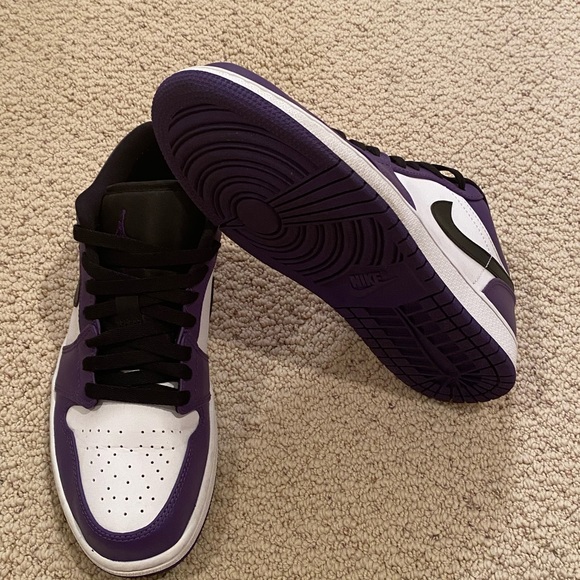 Air Jordan 1 Low ‘Court Purple’ - Picture 2 of 3